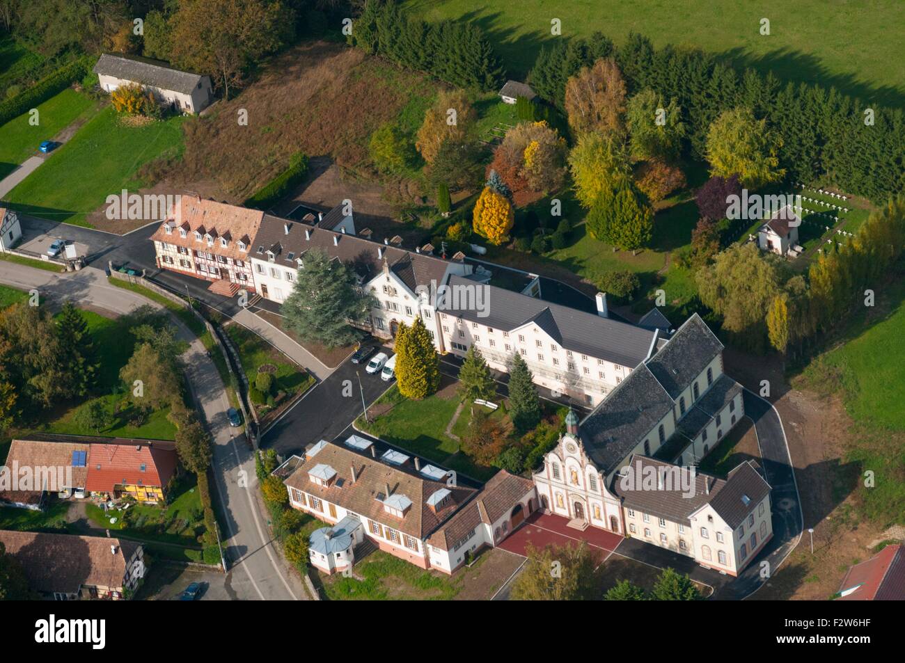 Francia, Haut Rhin (68), Sundgau, villaggio di Bellemagny, San Giuseppe convento (vista aerea) // Haut Rhin (68), Le Sundgau, villa Foto Stock