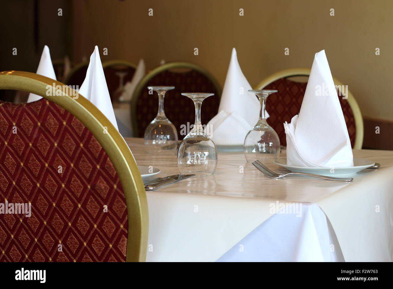 Bicchieri e tovaglioli su un tavolo in un ristorante Foto Stock