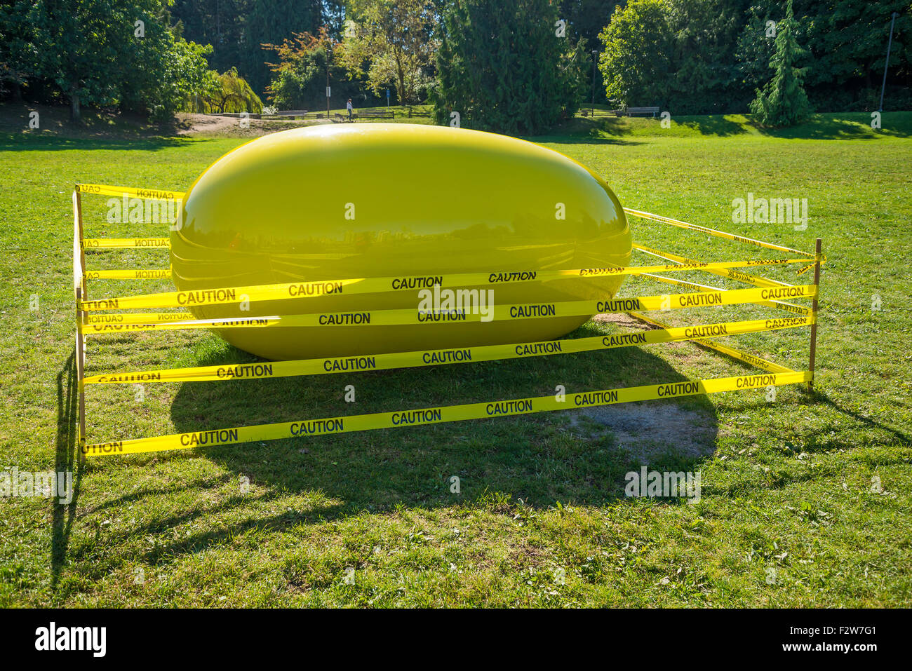 Pericoloso grande giallo jelly bean. Arte di installazione in corso, Vancouver, British Columbia, Canada Foto Stock