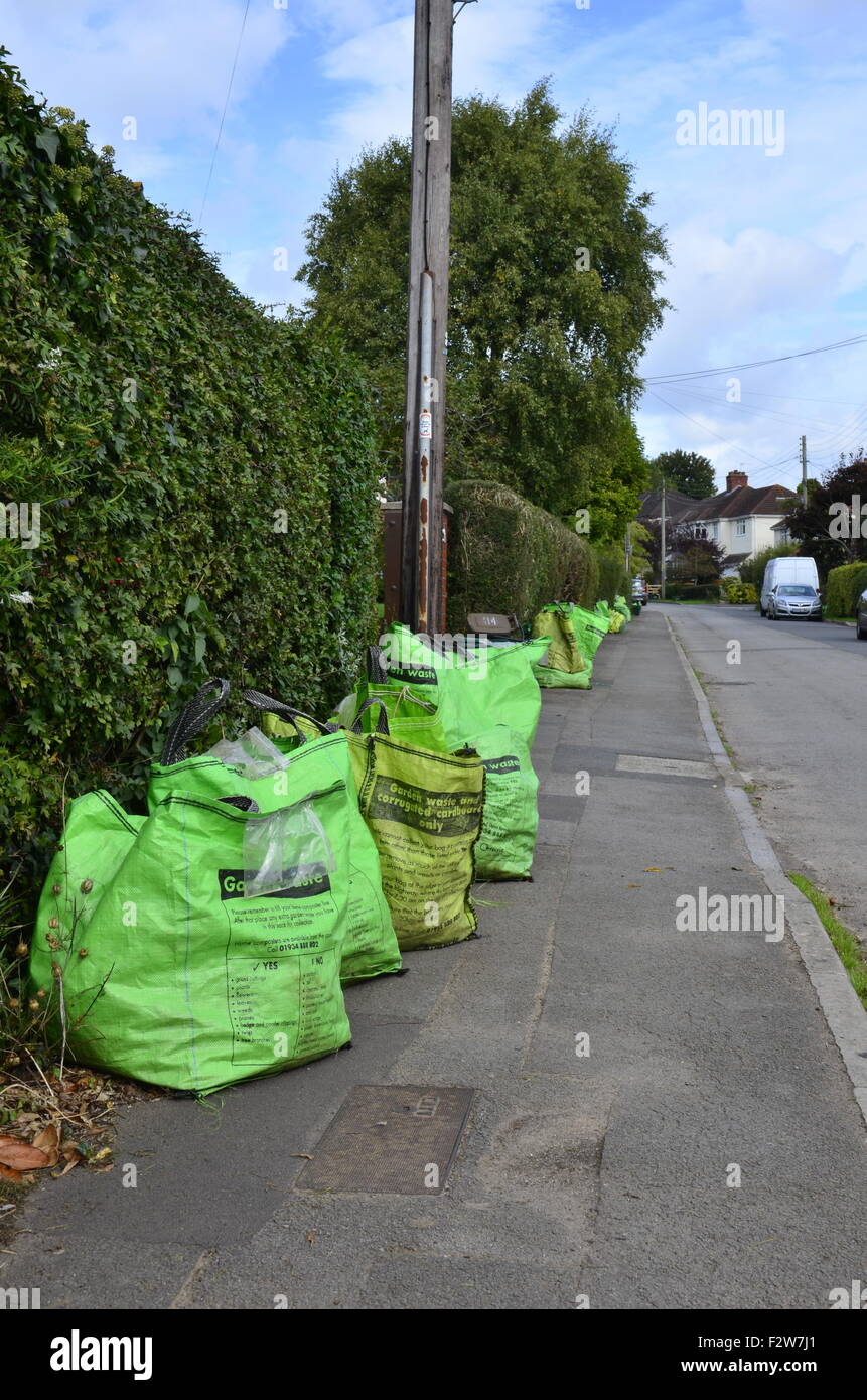 Green sacchi per immondizia messo fuori per la raccolta in Long Ashton area di Bristol. Robert Timoney. Foto Stock