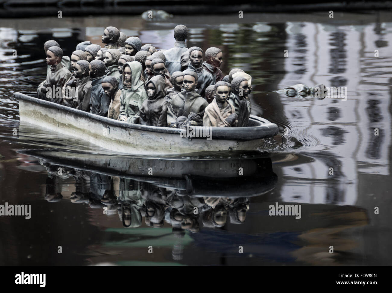 Le gite in barca sul lago, un commento dell'Europa crisi di rifugiati a Banksy's Dismaland. Foto Stock
