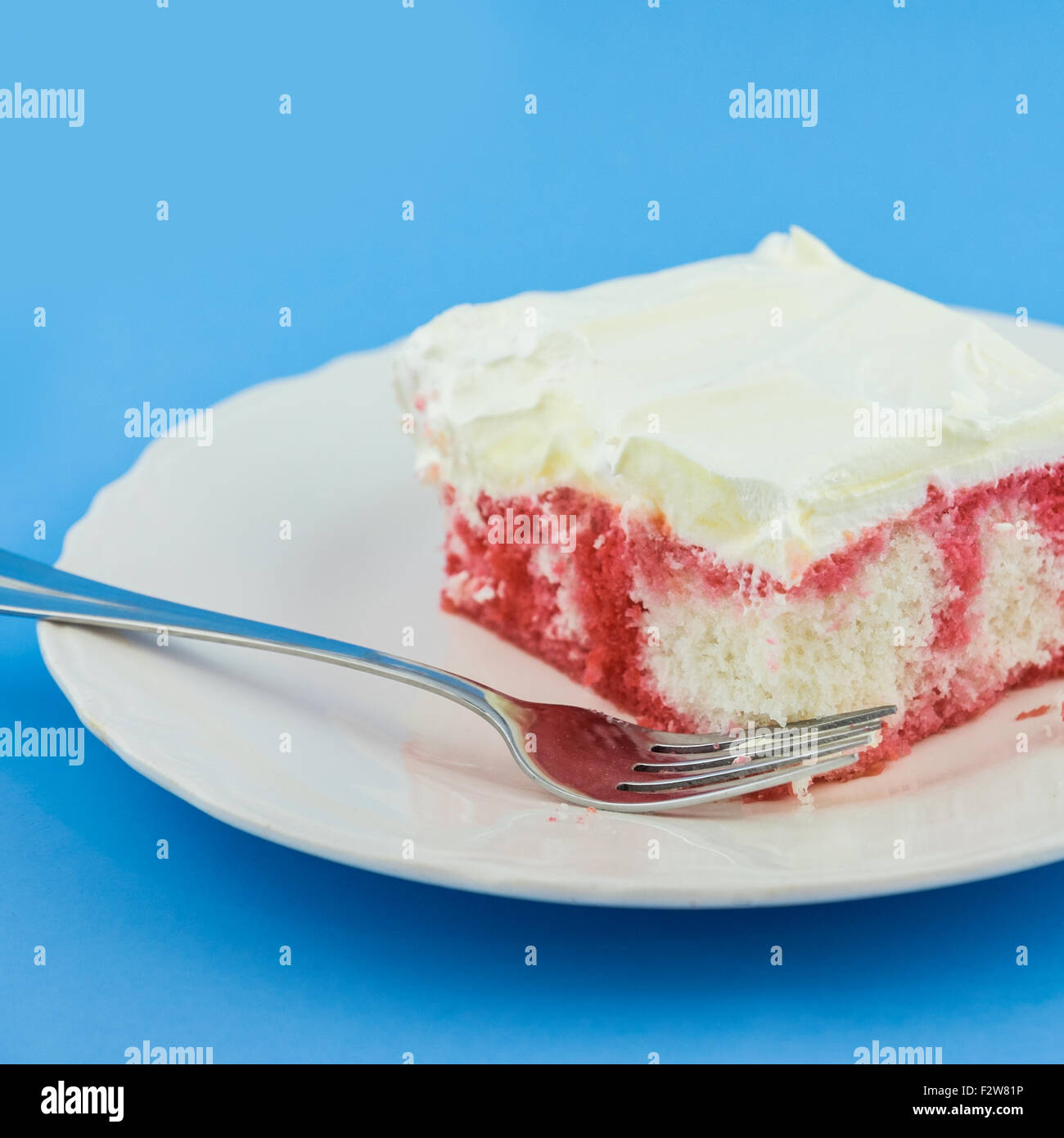 Un pezzo di torta soda-pop fatta in casa su un piatto dessert bianco su uno sfondo blu. STATI UNITI. Foto Stock