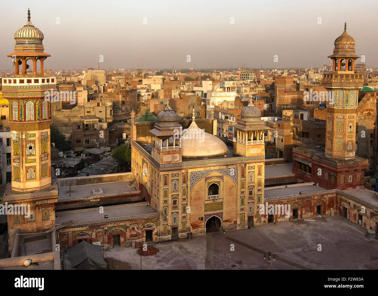 Vista sul tetto dal Wazir Khan moschea, Lahore, Pakistan un capolavoro di architettura con dossi e un punto di riferimento storico Foto Stock
