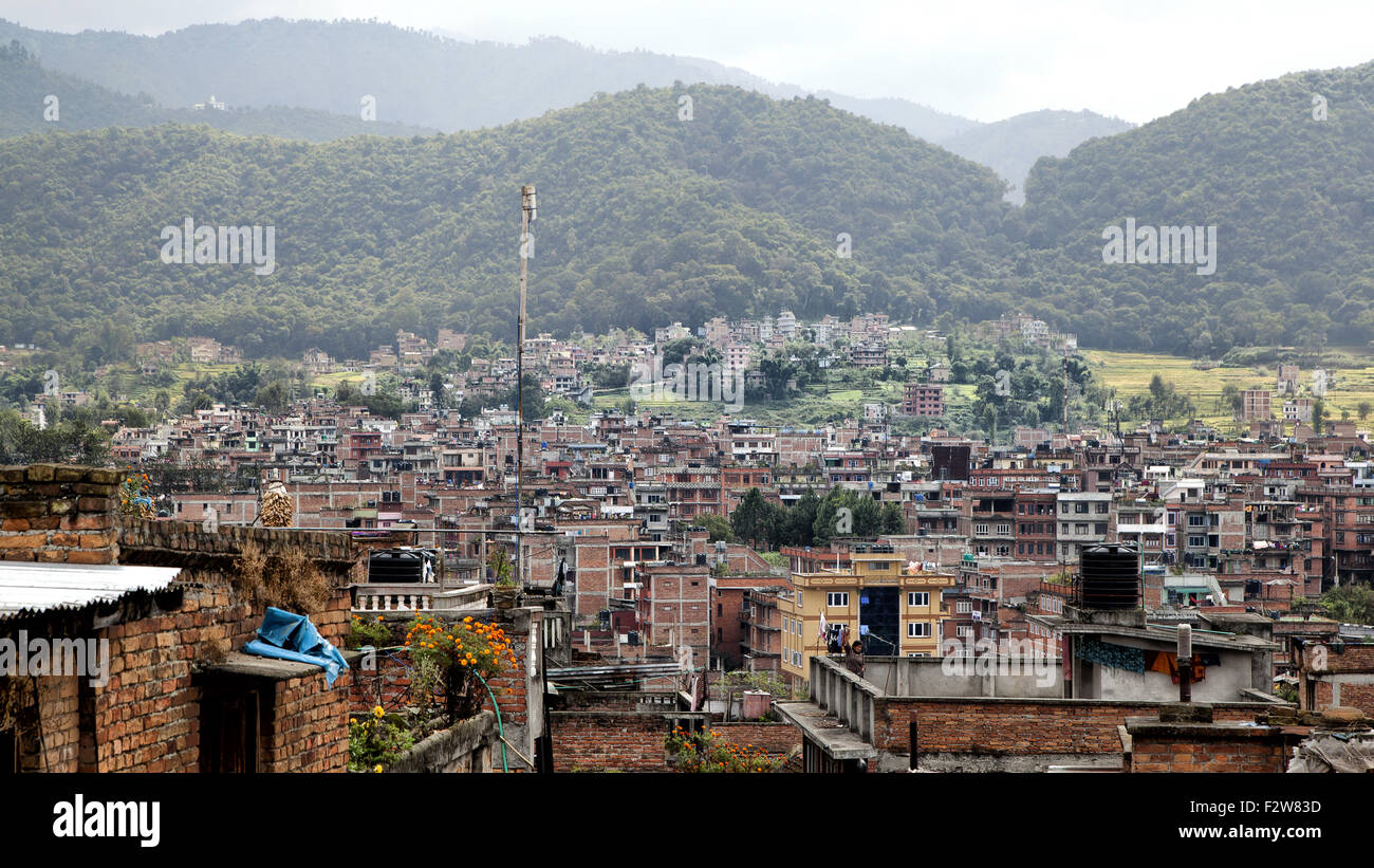 Periferia di Bhaktapur, antica città nella valle di Kathmandu prima del terremoto che ha scosso il Nepal nel 2015 Foto Stock