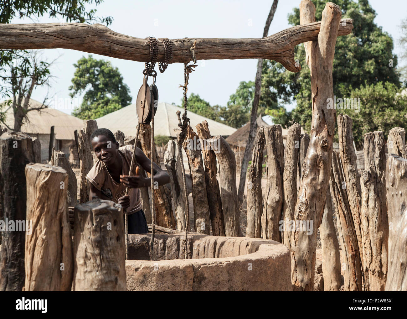 Giovane ragazzo africano di ottenere acqua da un manuale e in un'area minacciate dalla desertificazione nelle zone rurali la Guinea Bissau Foto Stock