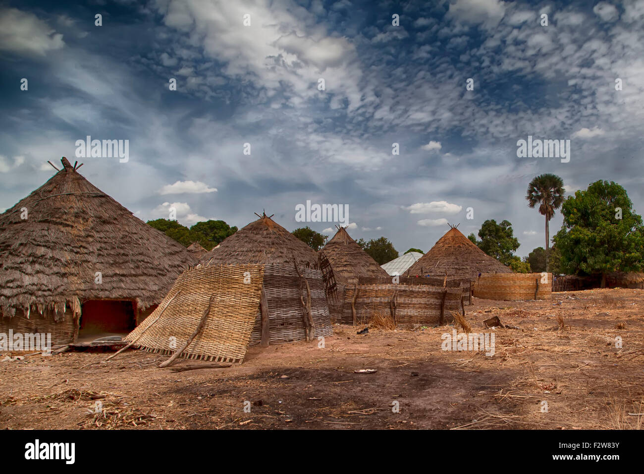 Il villaggio tradizionale e per la casa rurale in Guinea Bissau, in Africa occidentale. Foto Stock