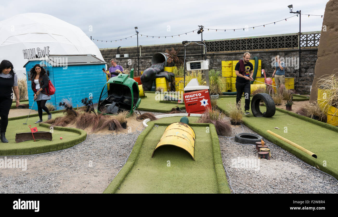Campo da mini golf a Banksy's Dismaland. Foto Stock