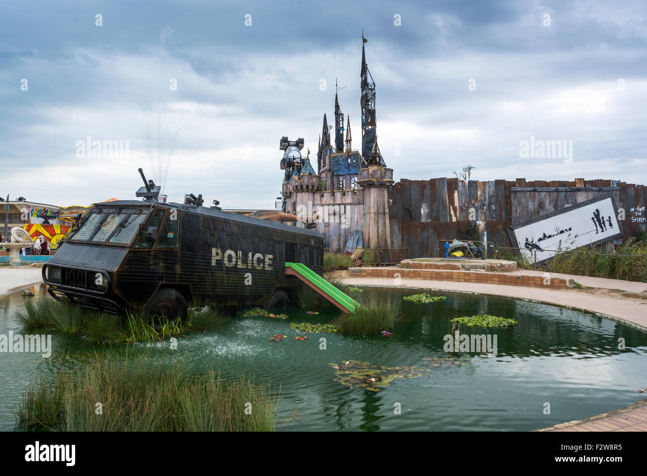 Il parco acquatico "' a Banksy's Dismaland con riot van in acqua con una diapositiva Foto Stock