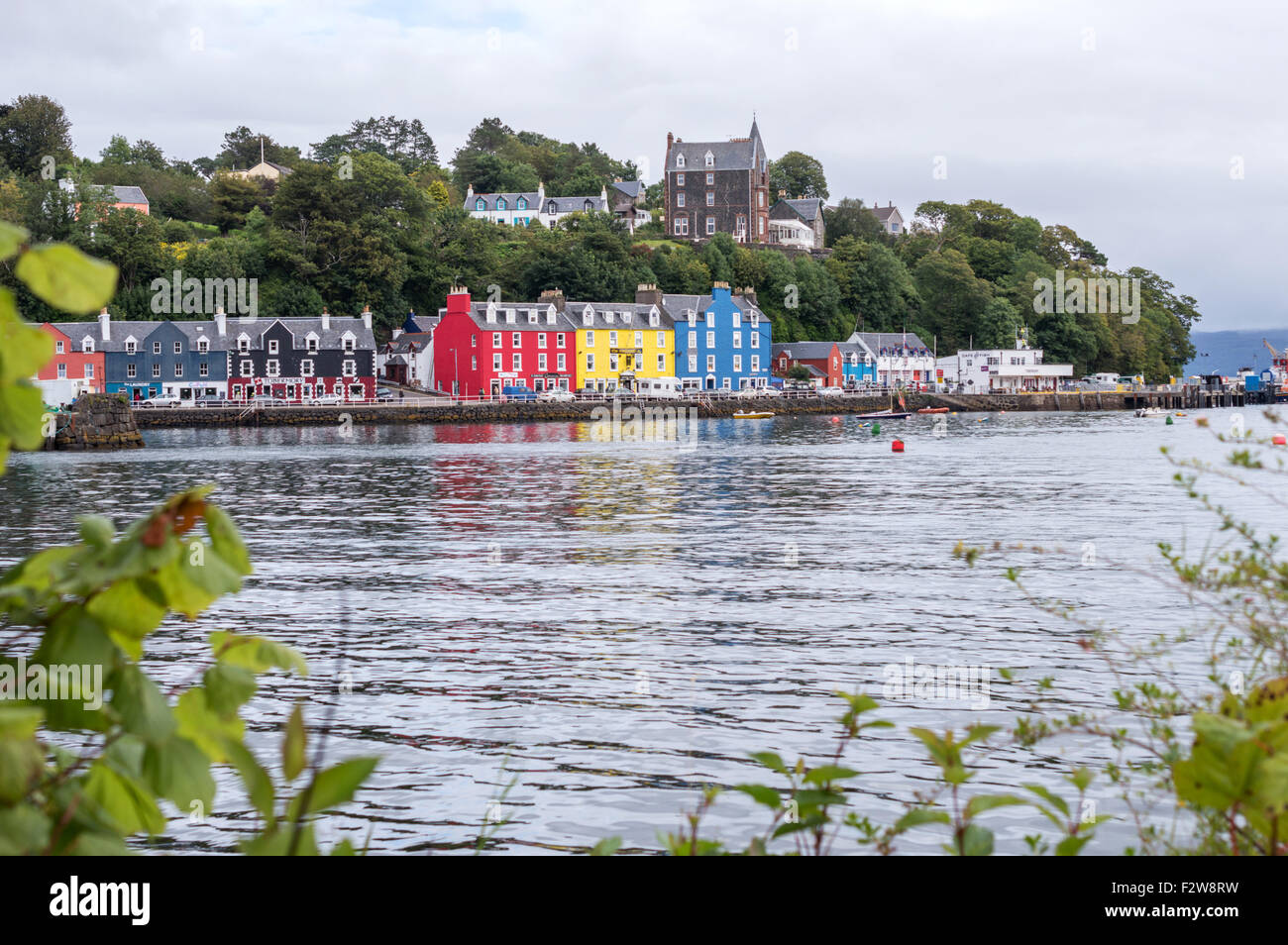 Le case colorate, negozi e alberghi di Tobermory's harbourside, Isle of Mull, Argyle e Bute, Scozia Foto Stock