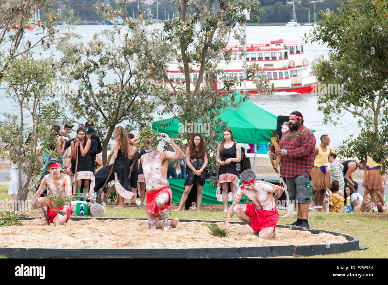 Danza di benvenuto degli aborigeni nel parco riservato di Barangaroo a Sydney, per celebrare l'apertura di questo parco, Sydney, Australia Foto Stock