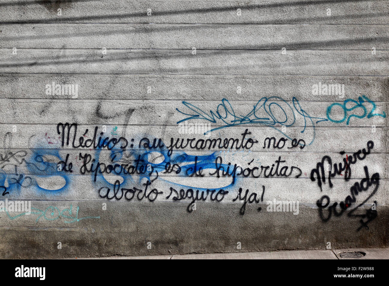 Graffiti sul muro che chiede il diritto all'aborto per le donne da parte del gruppo femminista Mujeres Creando, la Paz, Bolivia Foto Stock