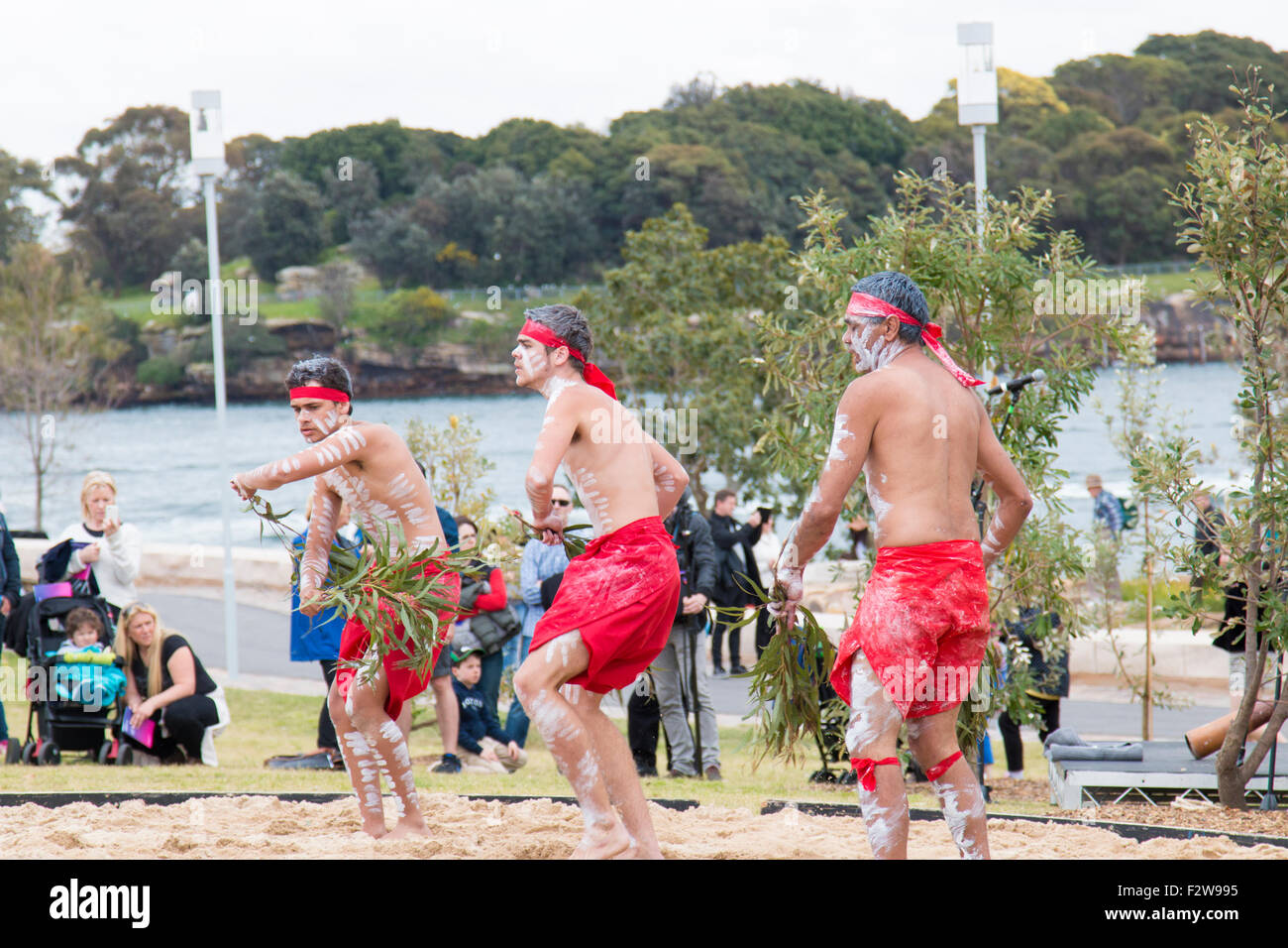 Danza di benvenuto degli aborigeni nel parco di riserva di Barangaroo a Sydney, per celebrare l'apertura di questo parco, Sydney, Nuovo Galles del Sud, Australia Foto Stock