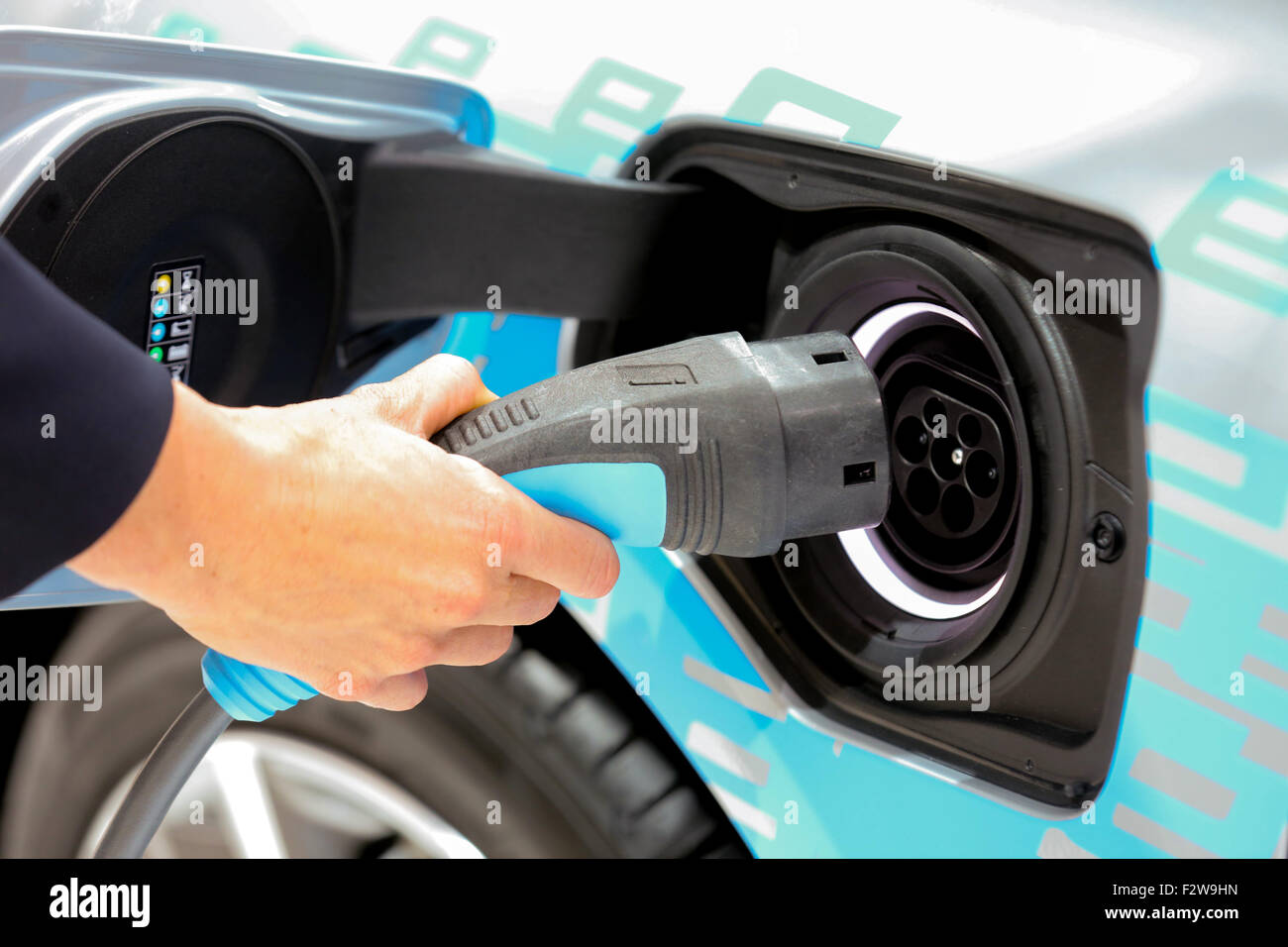 Cavo elettrico di potenza sull'auto elettrica BMW 225Xe sul sessantesimo International Motor Show 2015, Frankfurt/Main, Germania Foto Stock