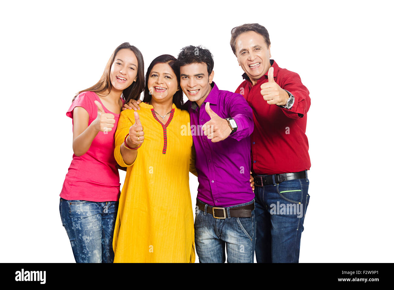 4 famiglia indiana genitori giovane figlia e figlio di pollice in alto mostra Foto Stock