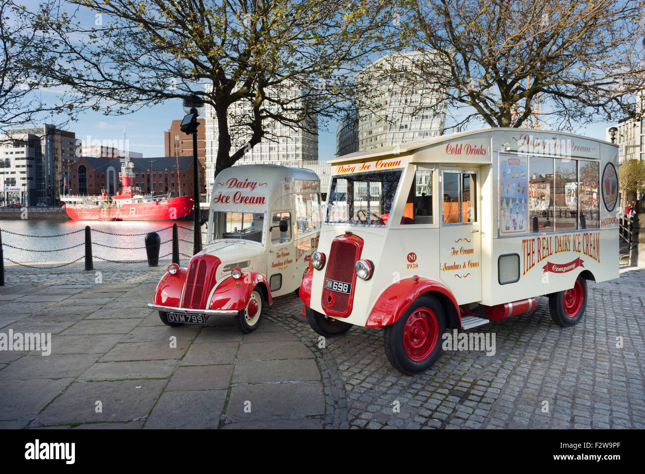 Salthouse Quay, Liverpool Docks, città di Liverpool, UK, con Planet lightship e vintage camioncini del gelato, Foto Stock