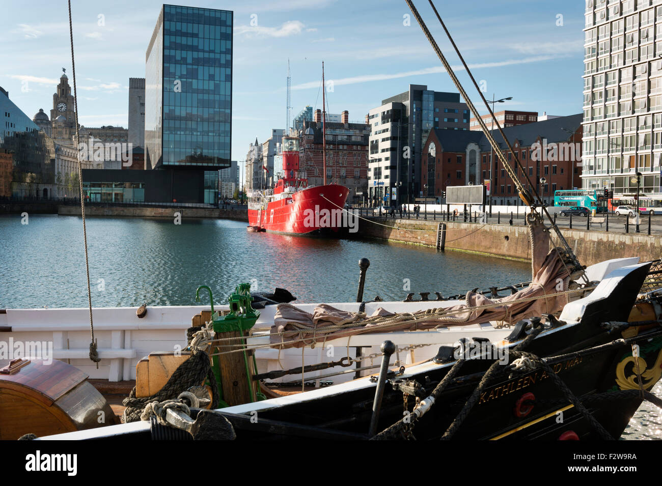 Salthouse Quay, Liverpool Docks, città di Liverpool, UK, con Planet lightship Foto Stock