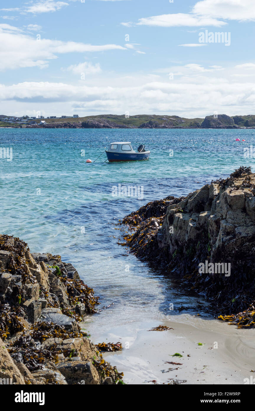 Piccole imbarcazioni nel suono di Mull, girato a bassa marea da Baile Mor beach sull'Isola di Iona guardando verso l'Isle of Mull Foto Stock