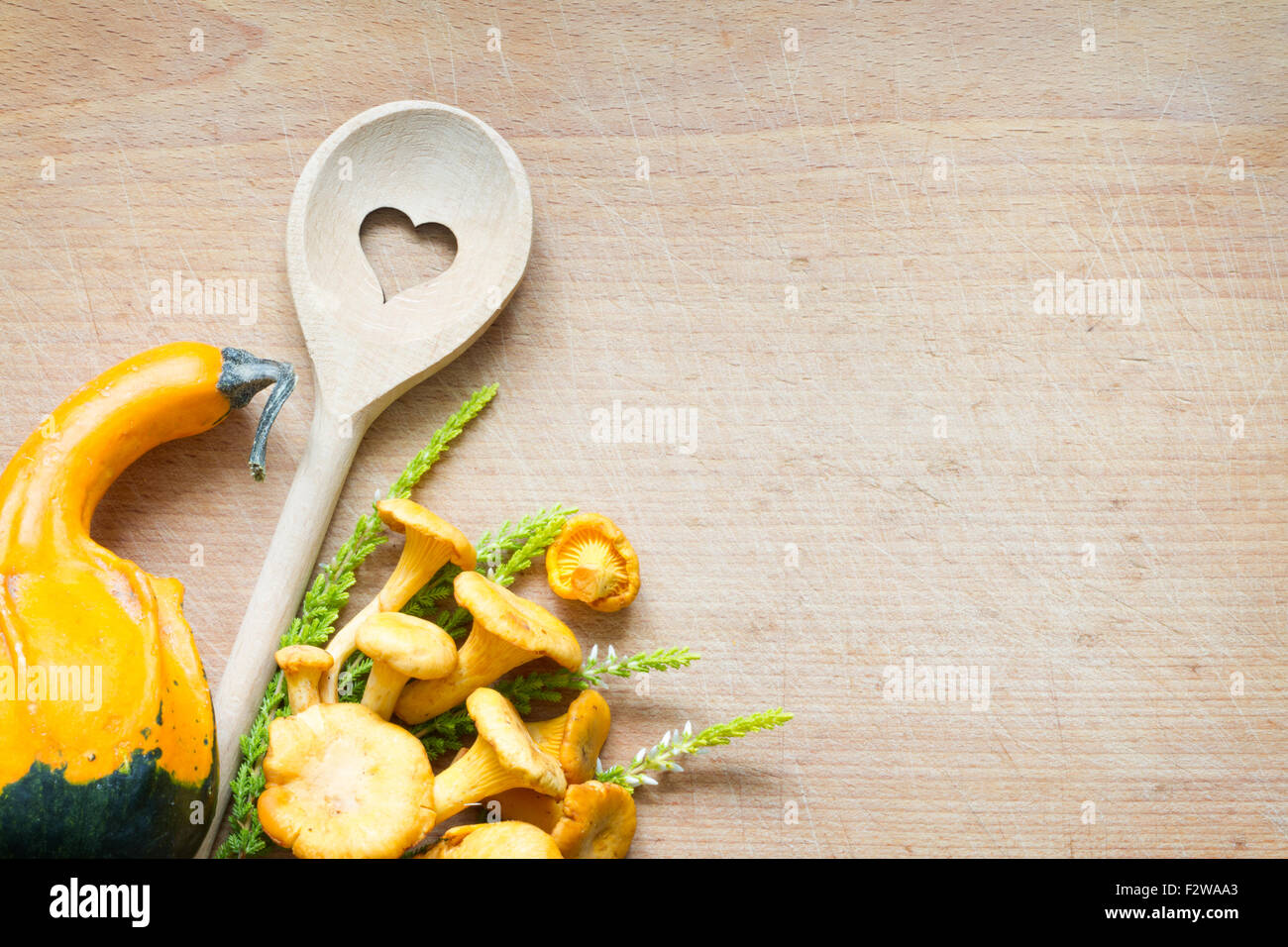 Chanterelle sul tagliere cibo autunno astratto concetto di sfondo Foto Stock