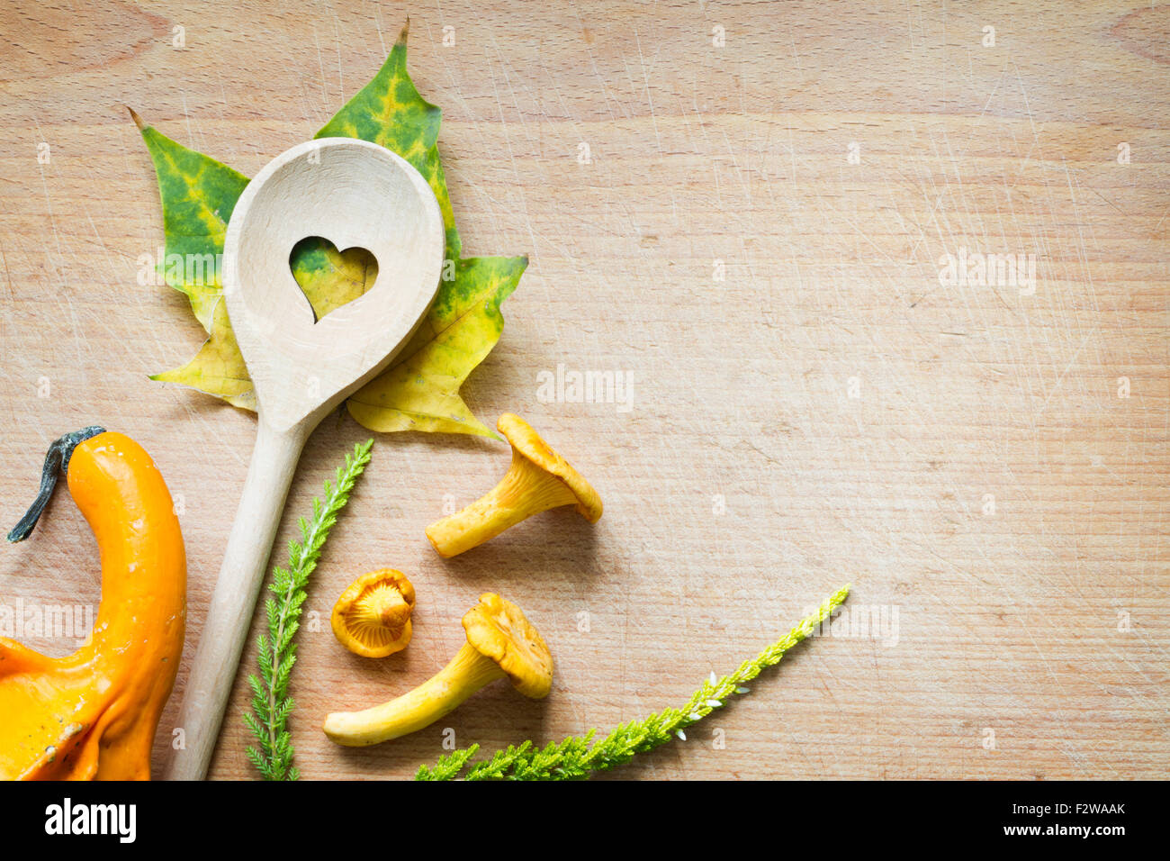 Chanterelle sul tagliere cibo autunno astratto concetto di sfondo Foto Stock