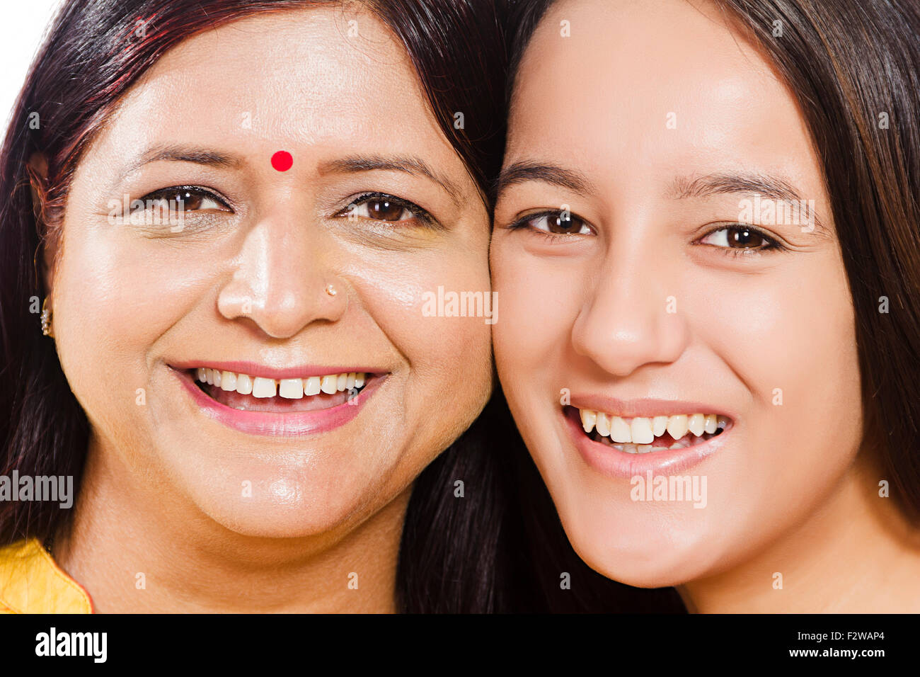 2 indian madre e figlia giovane cura Foto Stock