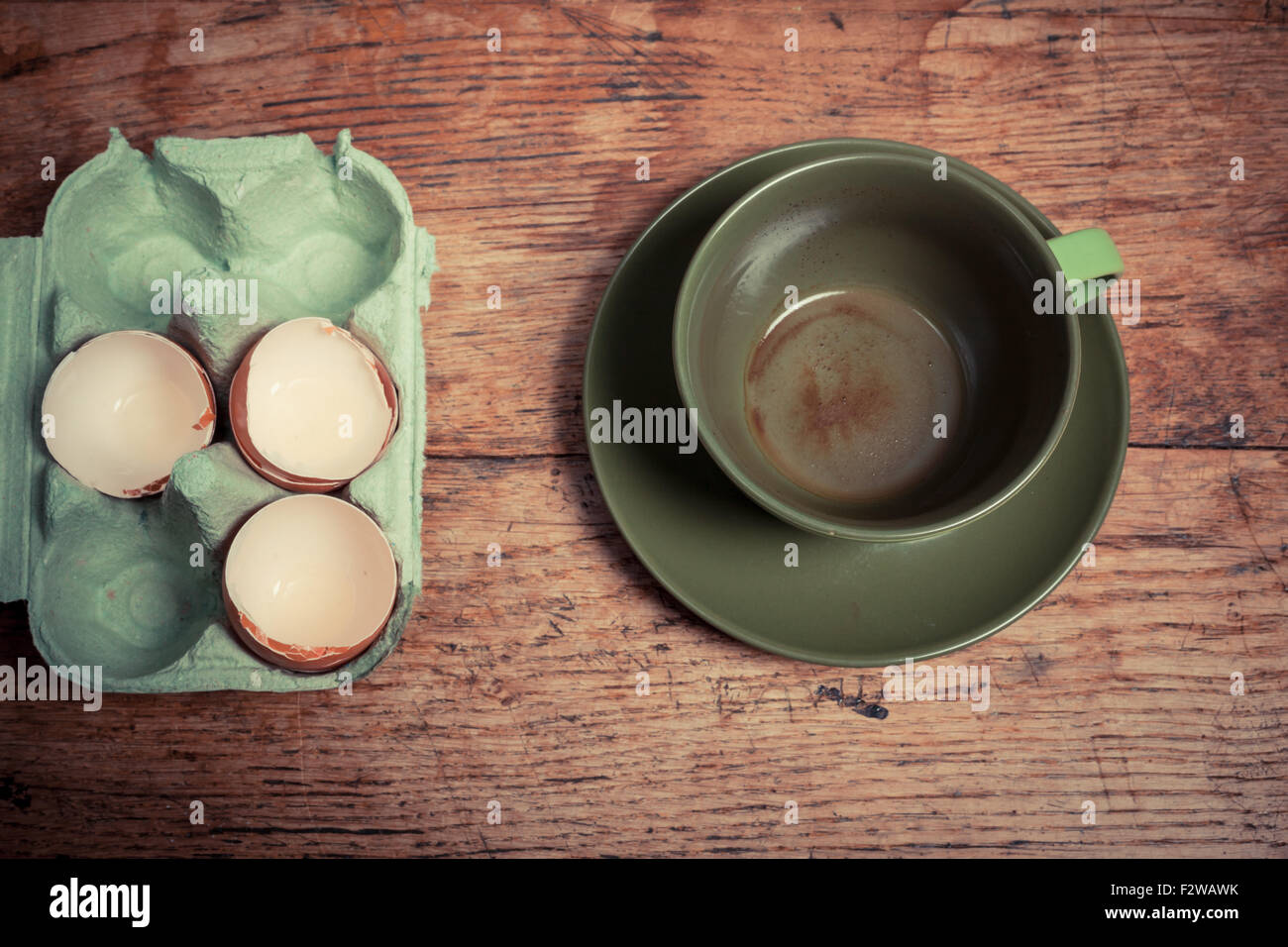 I gusci d'uovo accanto a una tazza vuota Foto Stock