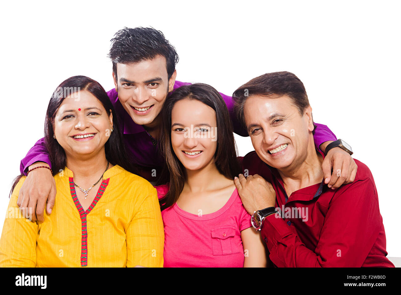 4 famiglia indiana i genitori giovani la figlia e il Figlio seduto Foto Stock
