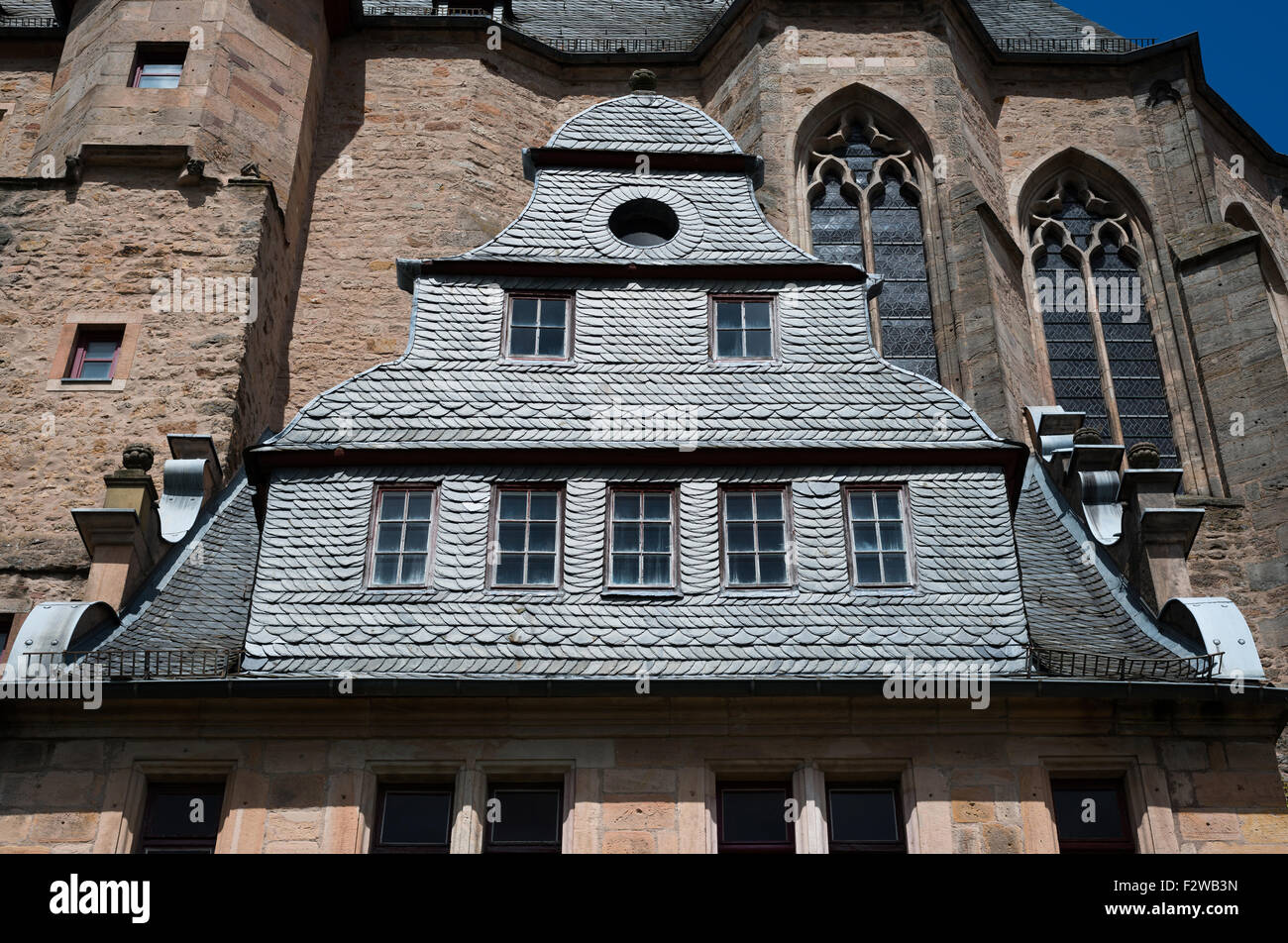 30.05.2015, Marburg, Hesse, Germania - Il castello di Marburg. Dettaglio immagine di una tegola-stelo coperto. 0JL150530D021CAROEX.JPG - Foto Stock