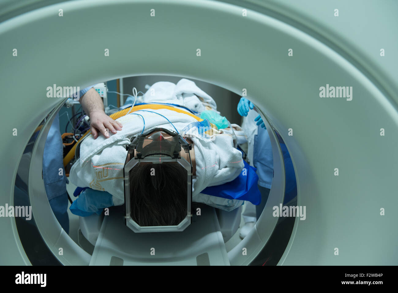 01.04.2015, Freiburg im Breisgau, Baden-Wuerttemberg, Germania - University Hospital, trasporto, computer tomografo, il Foto Stock