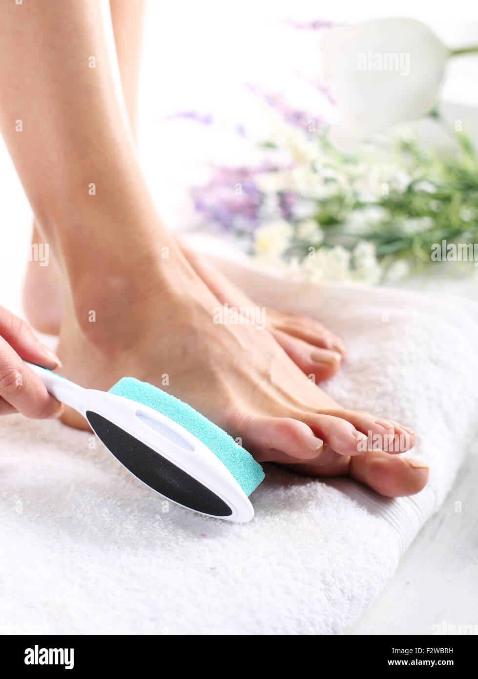 Il piede femminile. Spa di lusso stupa. Belli i piedi femminili, lisce e pulite. Belli i piedi di una donna durante i trattamenti. Foto Stock