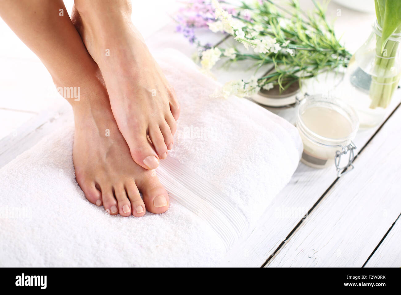Il piede femminile. Spa di lusso stupa. Belli i piedi femminili, lisce e pulite. Belli i piedi di una donna durante i trattamenti. Foto Stock