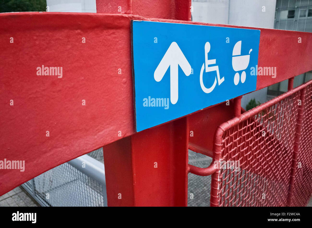 Indicazione di segno all'accesso per le persone disabili e le mamme con passeggino Foto Stock