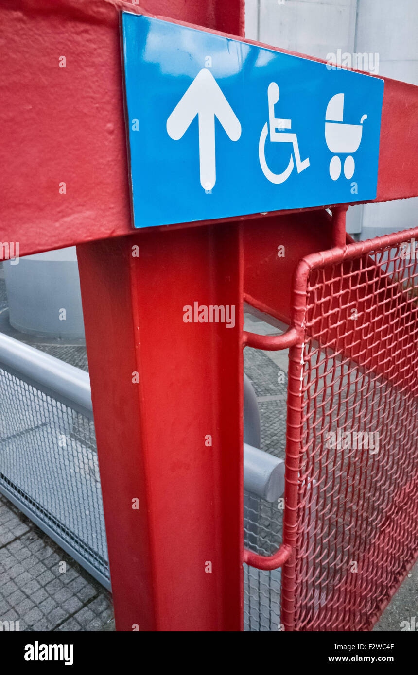 Indicazione di segno all'accesso per le persone disabili e le mamme con passeggino Foto Stock