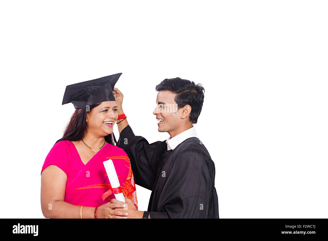 2 indian madre e figlio giovane studente avvocato celebrazione Foto Stock