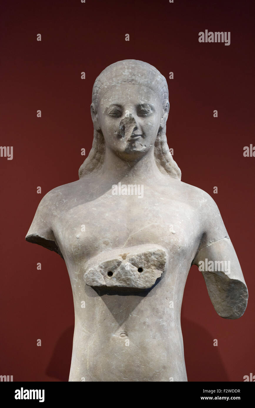 Berlino. Germania. Statua di un portatore di offerte (Kouros), marmo, 530-520 A.C. Altes Museum. Foto Stock