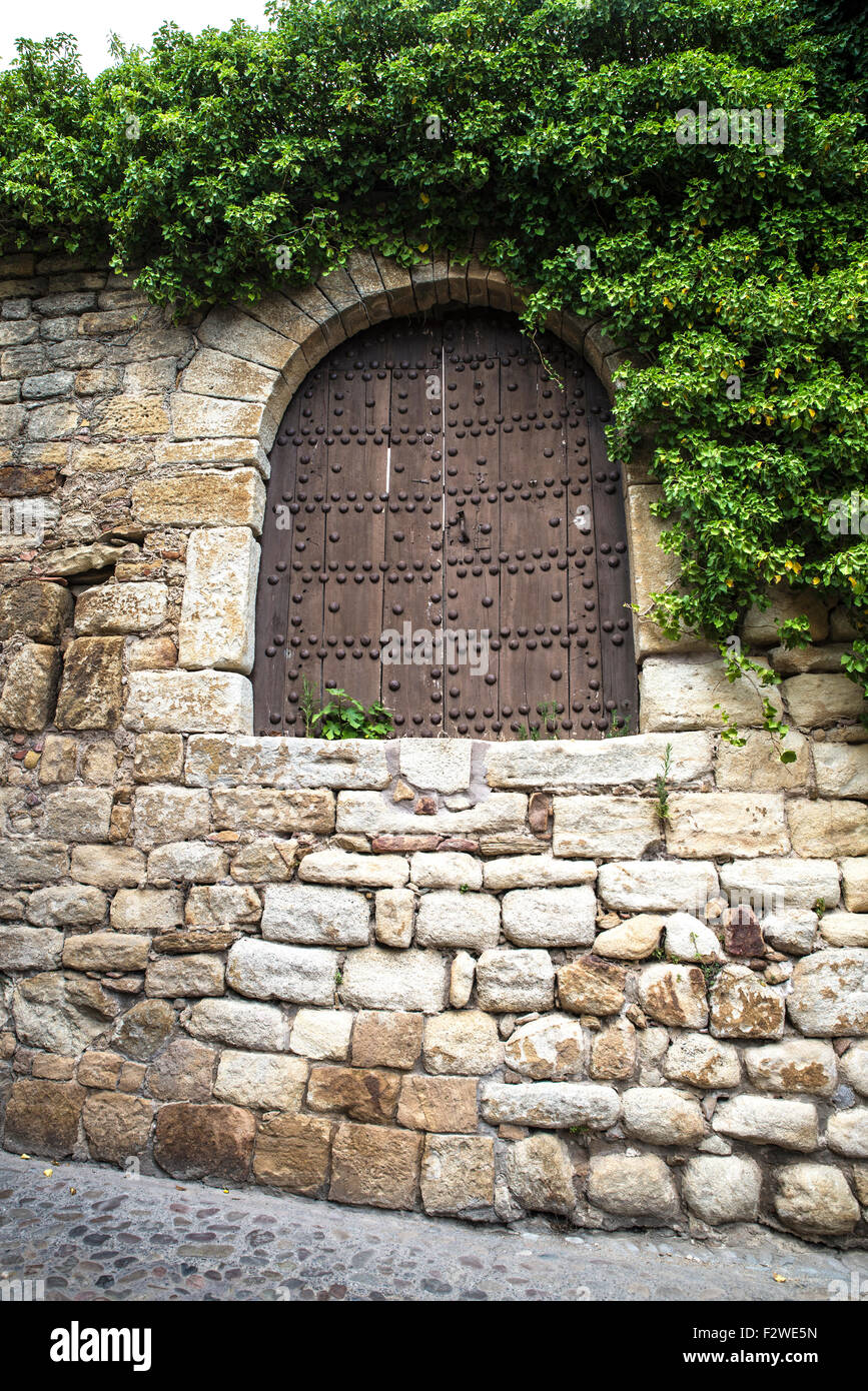 Alta suolo porta in una via medievale in pals, Girona, Catalogna, Spagna Foto Stock