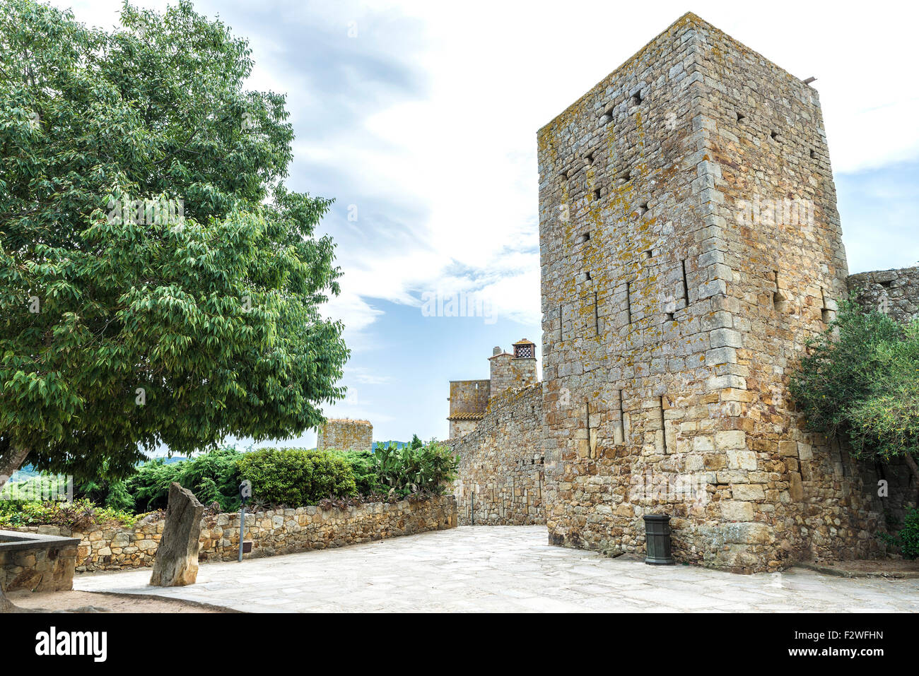 Strada medioevale con una torre di difesa in pals, Girona, Catalogna, Spagna Foto Stock