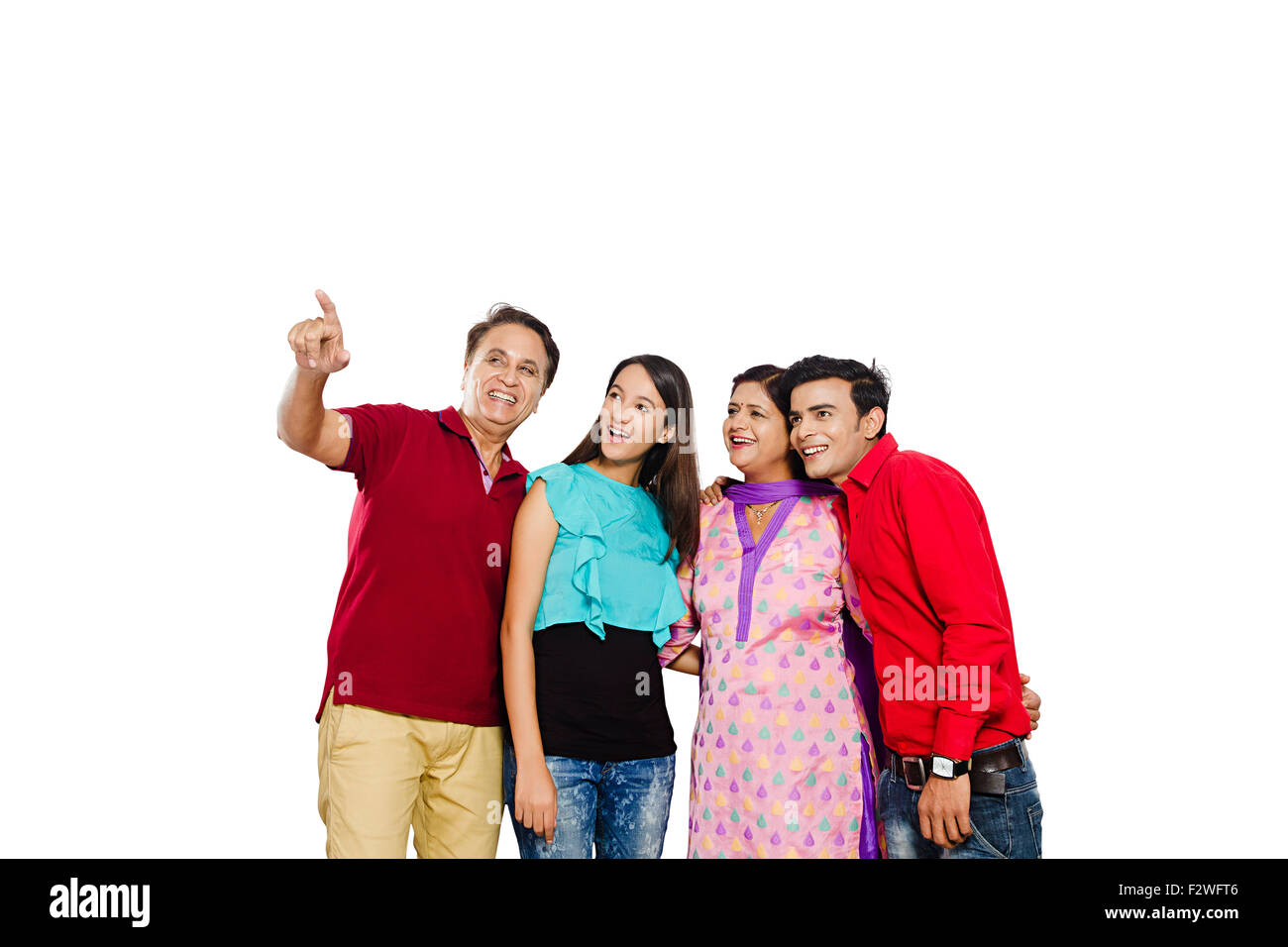 4 famiglia indiana genitori giovane figlia e figlio di puntare il dito che mostra Foto Stock
