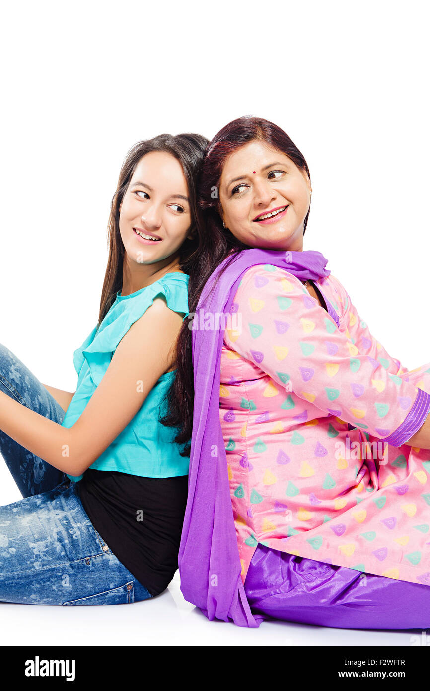 2 indian madre e figlia giovane seduto di schiena Foto Stock