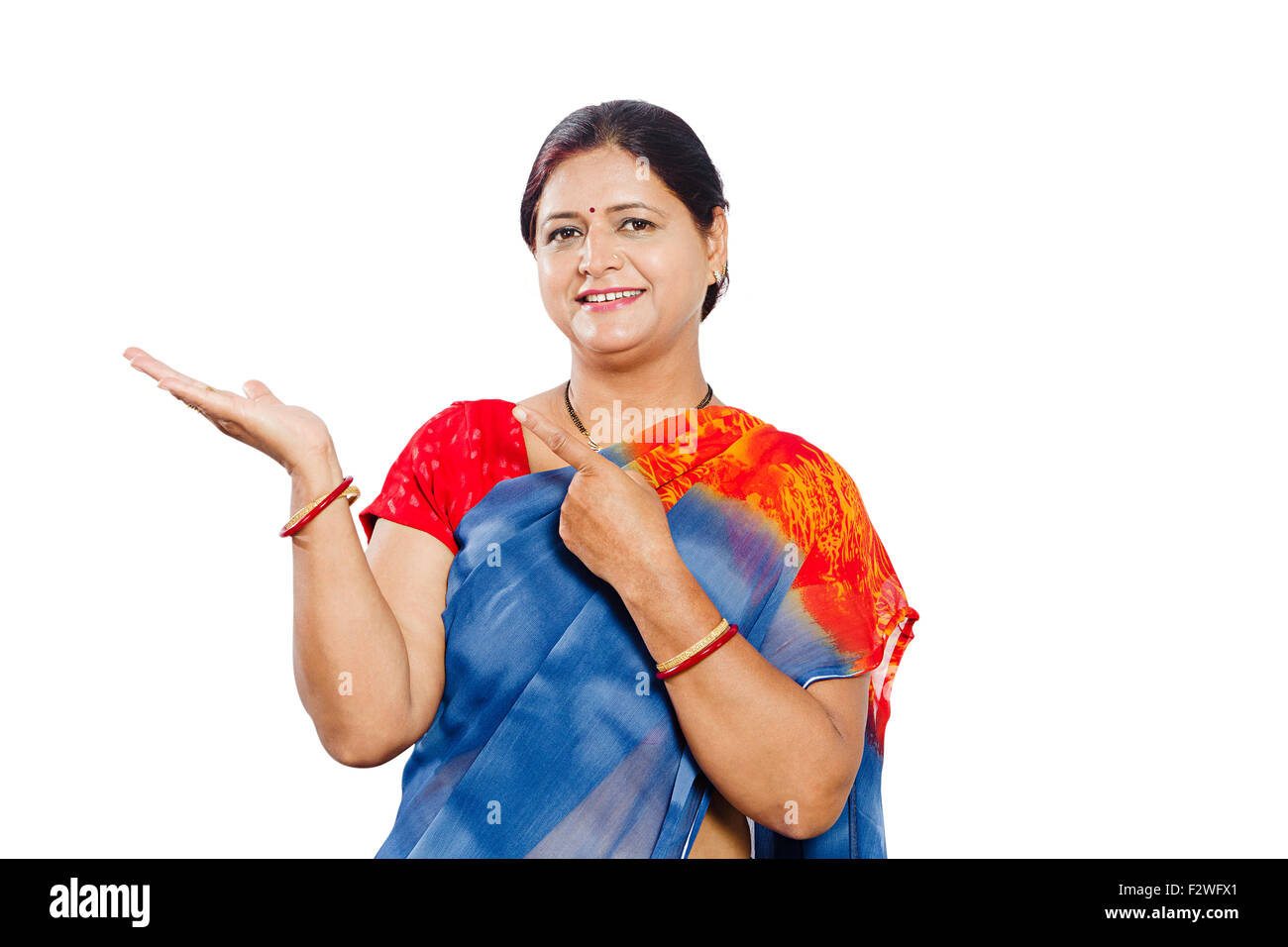 1 Adulto indiano donna casalinga mano gesti che mostra il dito puntato Foto Stock
