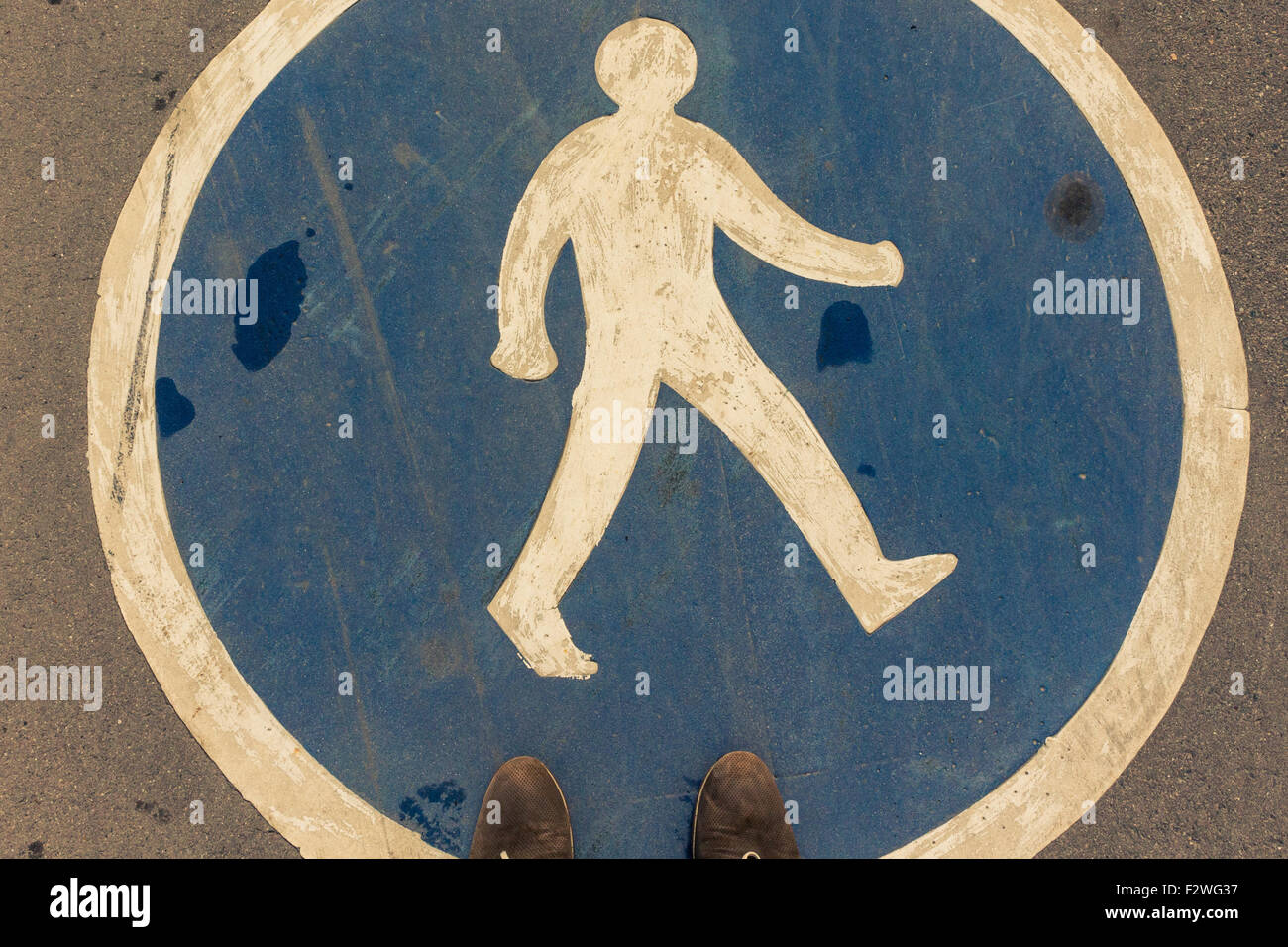 Un attraversamento pedonale segno sul marciapiede. Split tonificante. Foto Stock