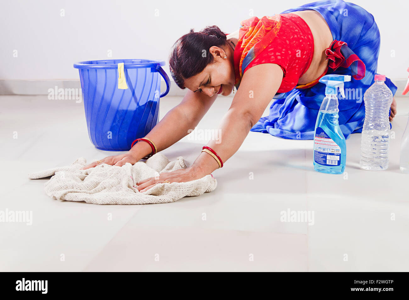 1 indian donna adulta pulizia casalinga piano noia Foto Stock