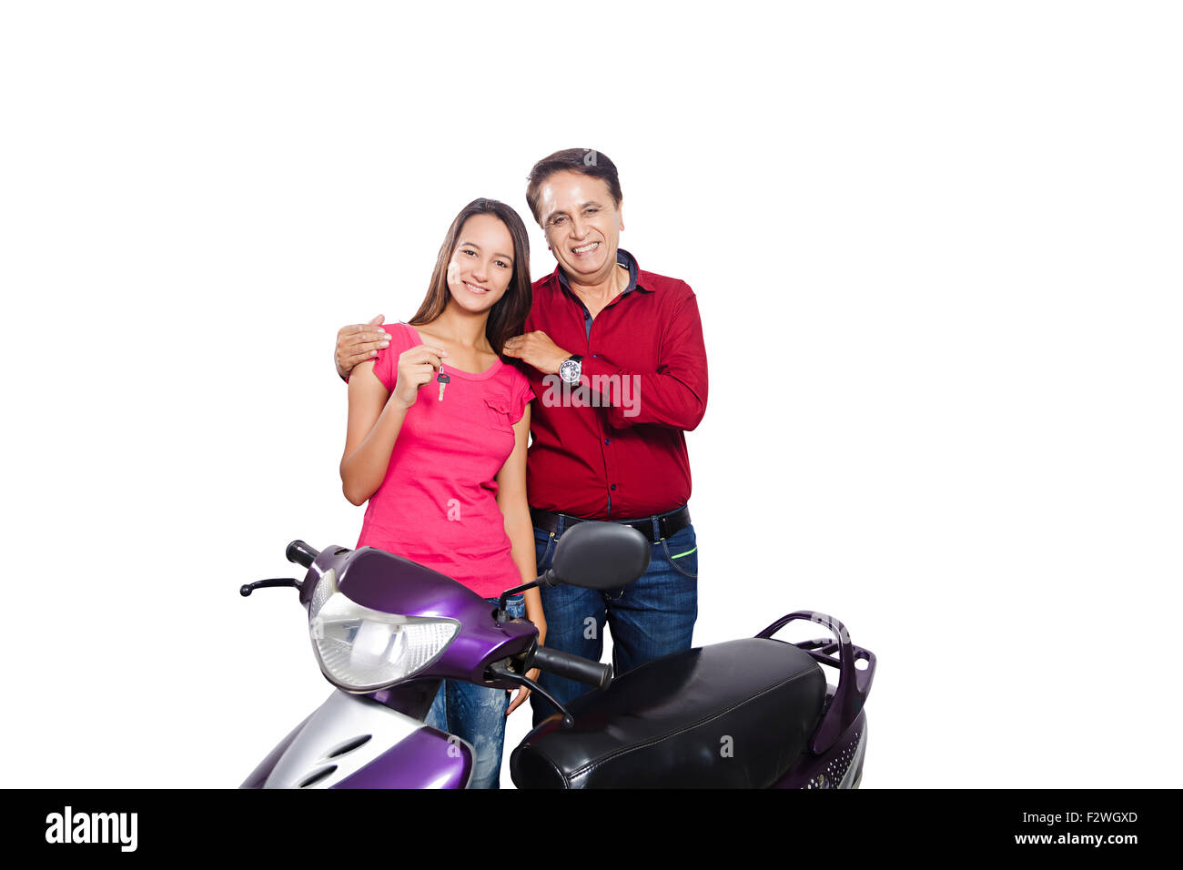 2 indiano padre e figlia giovane mostra chiave Scooty regalo Foto Stock