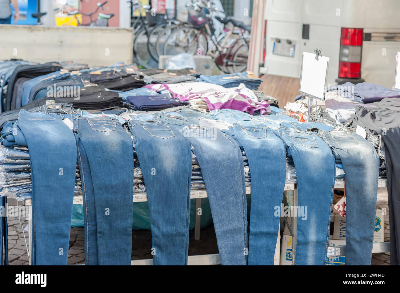 Jeans sul display per la vendita al mercato locale. Italia settentrionale Foto Stock