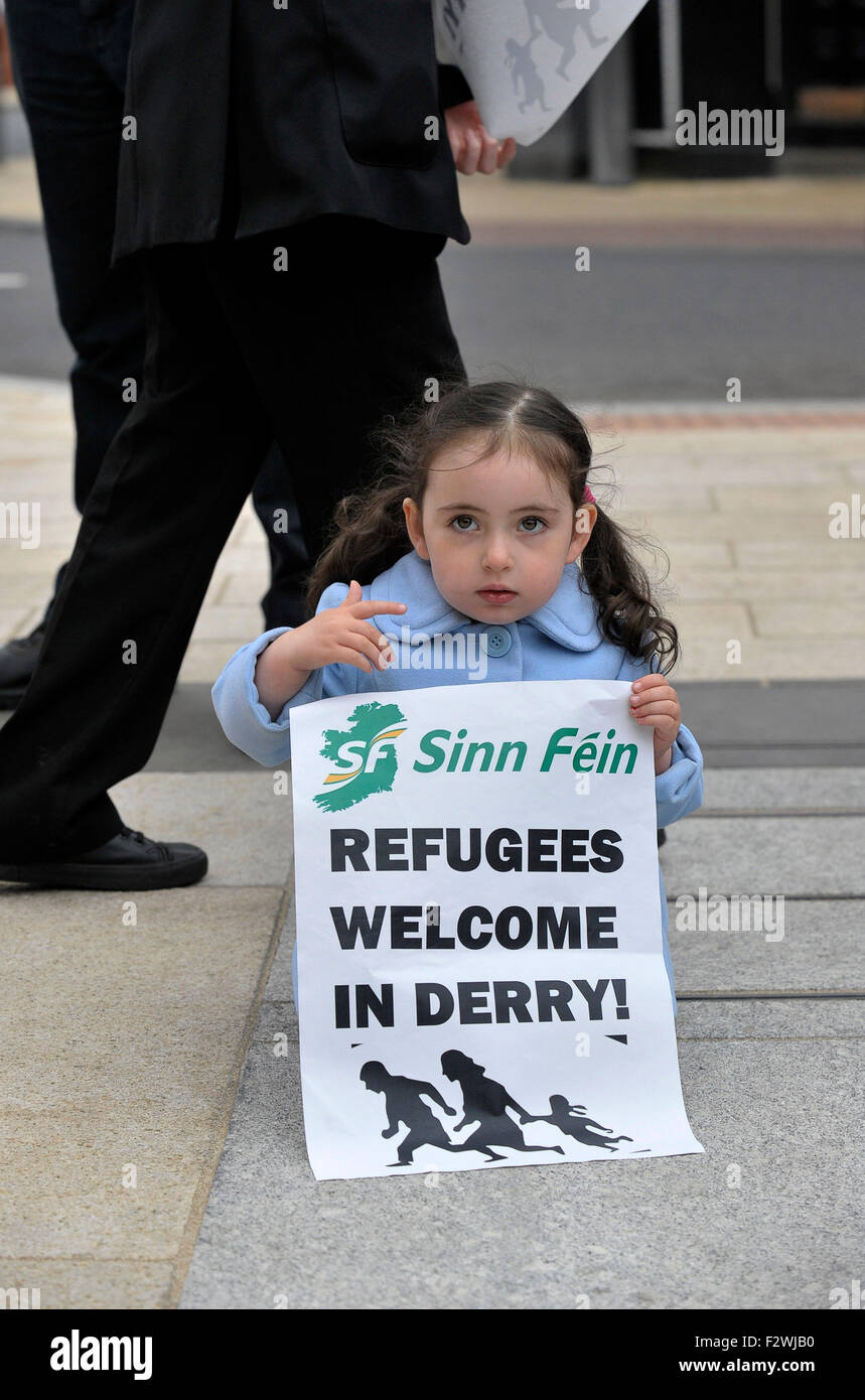 Bambina con poster a un rally in Londonderry, Irlanda del Nord, a sostegno dei rifugiati crisi umanitaria. Foto Stock