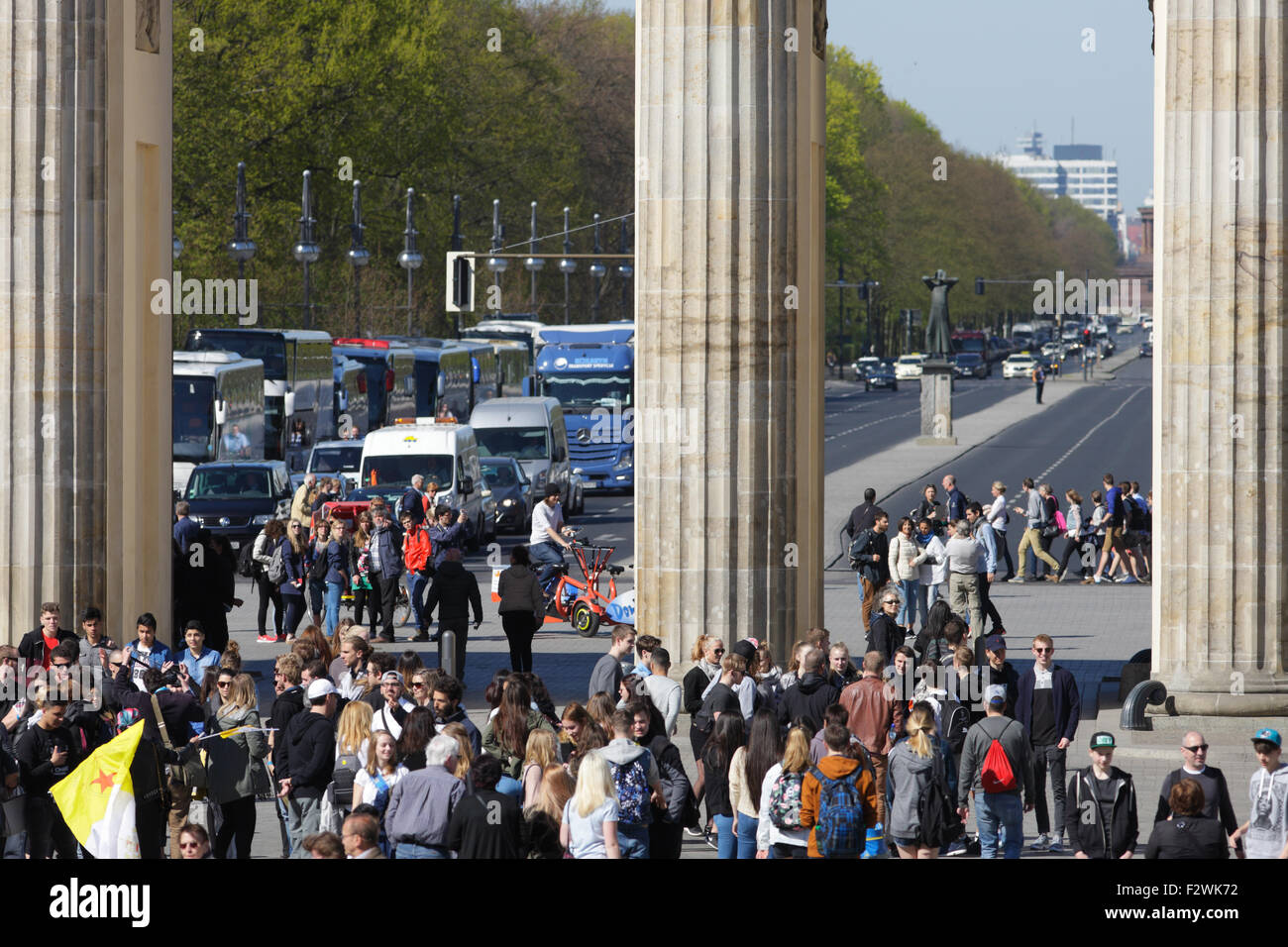 21.04.2015, Berlin, Berlin, Germania - guardando attraverso la Porta di Brandeburgo sulla Strasse des 17. Juni in Berlin-Mitte. Foto Stock