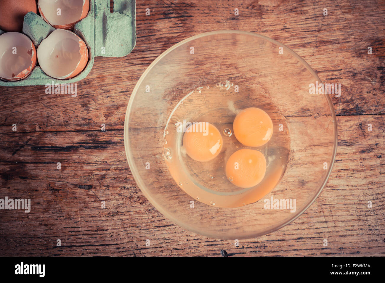 Tre uova crude in una ciotola di vetro Foto Stock