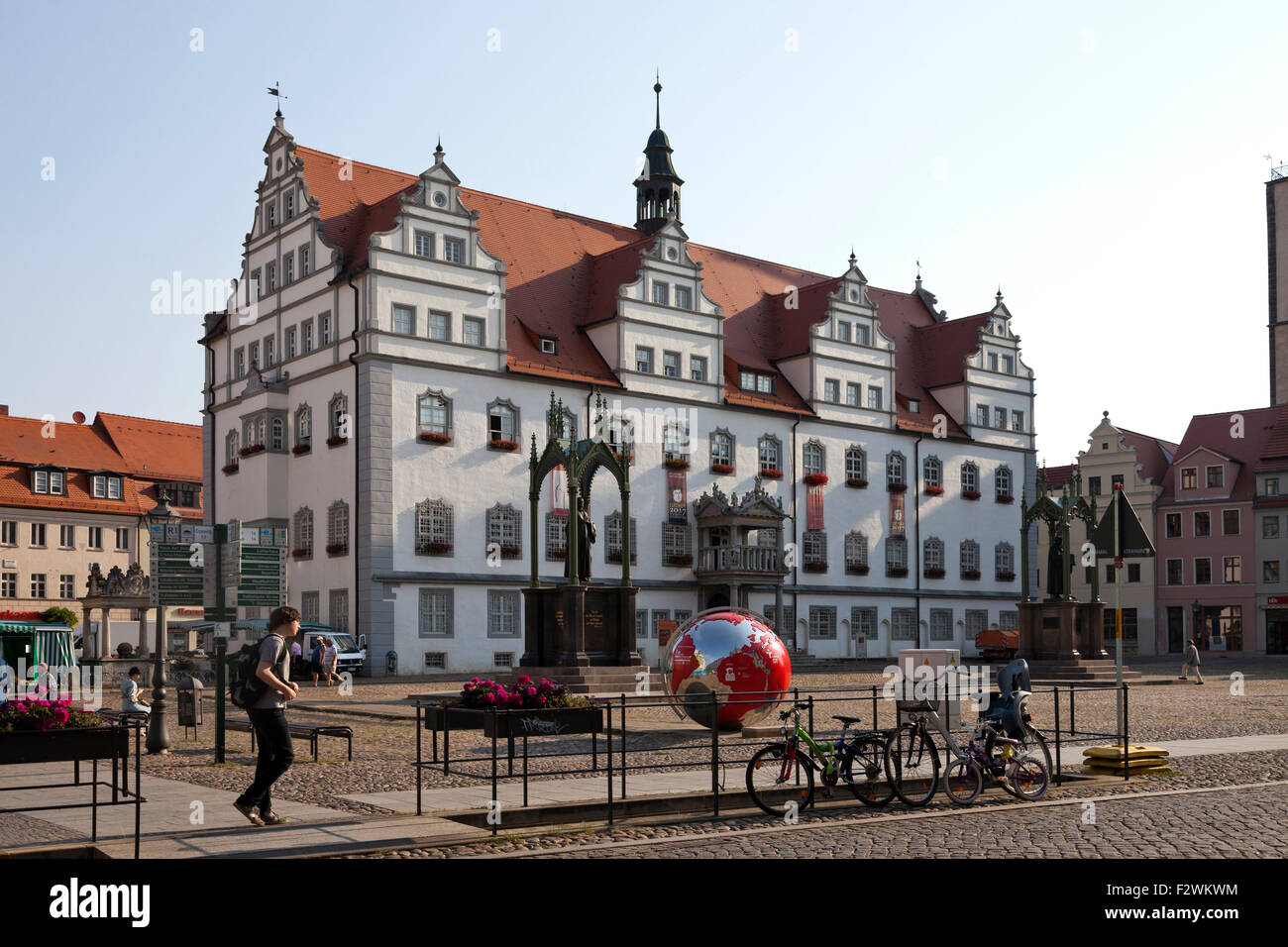 La piazza del mercato con antico municipio, Lutherstadt Wittenberg, Sassonia-Anhalt, Germania Foto Stock