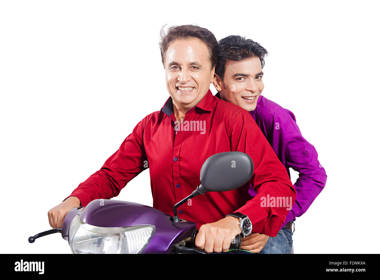 2 indiano padre e figlio giovane Scooty godere di equitazione Foto Stock