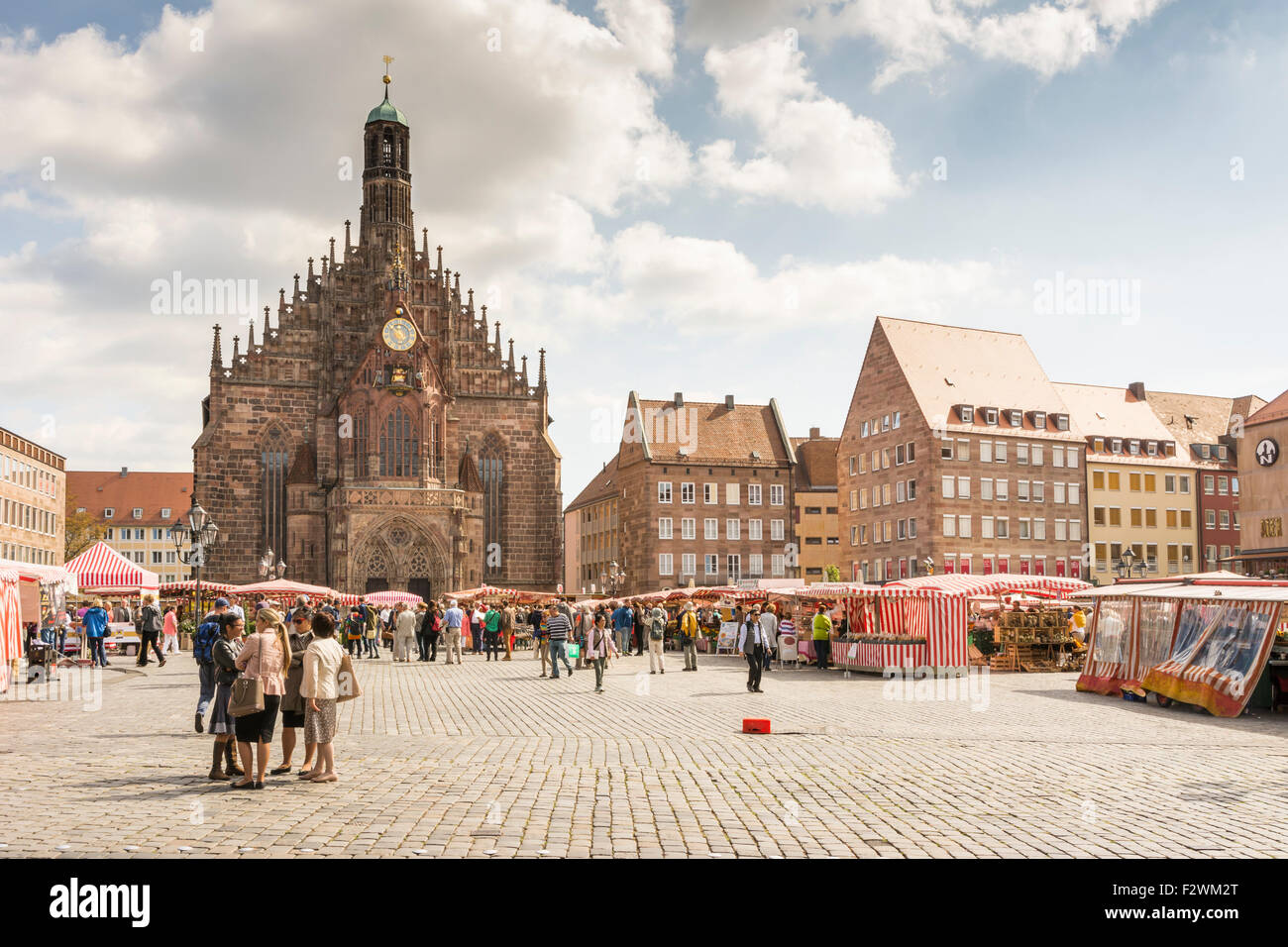 NUERNBERG, Germania - 5 settembre: turistici presso la Frauenkirche a Nuernberg, Germania il 5 settembre 2015. La chiesa è un mattone Foto Stock NUERNBERG, Germania - 5 settembre: turistici presso la Frauenkirche a Nuernberg, Germania il 5 settembre 2015. La chiesa è un mattone Foto Stock