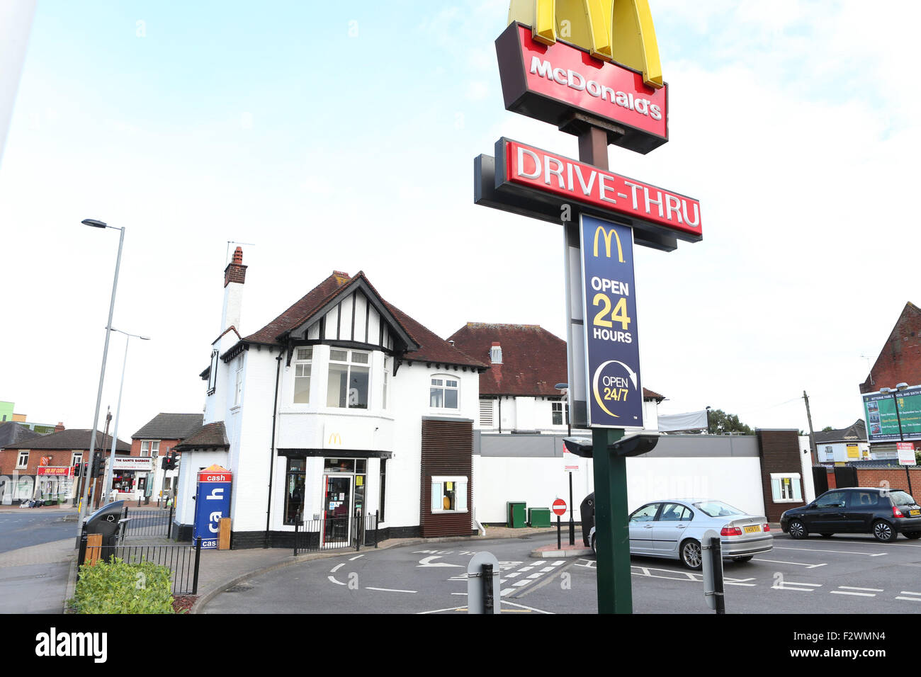 Southampton, Hampshire, Regno Unito. 24 Settembre, 2015. GV mostra McDonald in Swaythling. I due uomini volevano visitato dopo l'acido nella notte del venerdì. La polizia perquisisce un numero proprietà nell'Chessington e Kent Area. Carla Whitlock mamma di sei acido aveva gettato nel suo viso ha lasciato ospedale con 'cambia la vita e terribili ferite", la polizia ha detto. Hampshire Constabulary è a caccia di due fratelli di Londra a seguito di un attacco su 37-anno-vecchio Carla Whitlock in Guildhall Square, Southampton, a circa 21:00 il venerdì. Credito: uknip/Alamy Live News Foto Stock